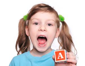 Little girl show block with letter